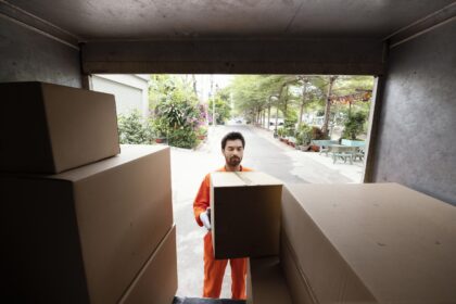 entregador-carregando-carro-com-caixas-de-encomendas mudança comercial exige a expertise de uma transportadora especializada, como a Golden Mudanças.